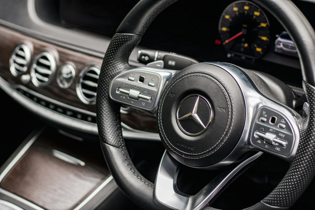 The steering wheel of a Mercedes-Benz S400h